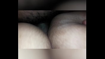Шлюха-домохозяйка в сексапильных стрингах приседает пиздой на член трахаля после минетика